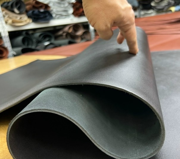 Кожа Ременная Черная, с финишем, 3,5+ мм, средний размер 180-200 дм²